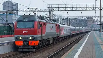 Электровоз ЭП2К с поездом «Вятка» прибывает на станцию