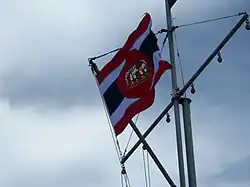 Флаг ВМС Таиланда на мачте за памятником