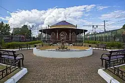 Фонтан рядом со зданием вокзала.