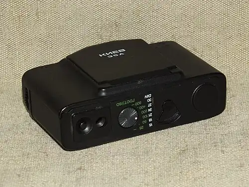 Нижняя панель с диском установки светочувствительности и замком задней стенки