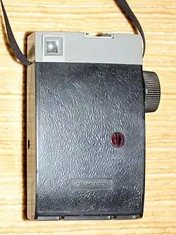 На задней стенке — окно с красным светофильтром для контроля за перемоткой плёнки.