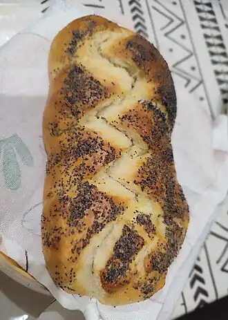 Субботняя хала, сплетённая из полосок теста и покрытая маком