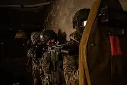 На фото можно разглядеть различное снаряжение. Пневматическое оружие, щит, защитную одежду.