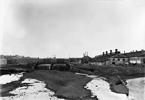 Вид на заводскую плотину и фабрики