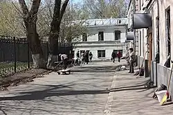 Хитровский субботник, посвящённый 185-летию создания площади. На фото — южная сторона Хитровской площади. Слева видны тополя, посаженные к 100-летию площади. Вдали — часть дома Е. П. Ярошенко с палатами (XVII века) стольника Бутурлина.