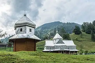 Храм Успения Святой Анны (1872 г.) на фоне Карпатских гор