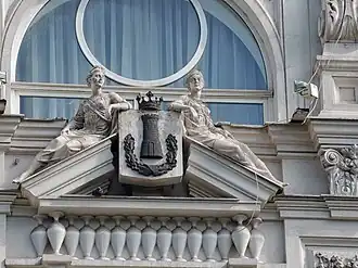 Хранительницы герба города