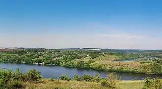 Вид на Цвикловцы Первые с противоположного берега, от села Устье