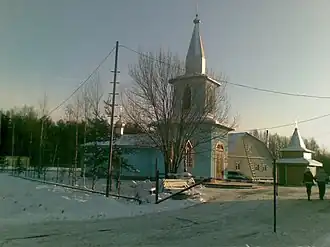 Церковь (слева) и часовня (справа) на выходе из кладбища