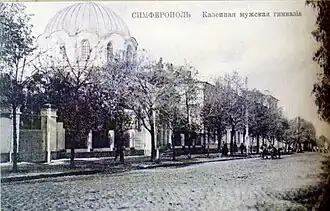 Церковь казённой мужской гимназии, ныне разрушена (корпус гимназии на заднем плане, ныне дом 32). Почтовая карточка 1900-х годов