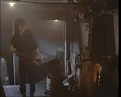 Виктор Цой бросает уголь в «Камчатке».Кадр из фильма «Рок», 1987 год