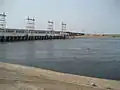 Вид на здание ГЭС, водосливную и земляную плотины