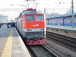 Электровоз ЧС7 с поездом в Новый Уренгой готов к отправлению. Март 2017 года