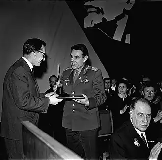 Председатель Калужского горисполкома Г. Н. Чиликин поздравляет лётчика-космонавта СССР В. М. Комарова с присвоением звания почётного гражданина г. Калуги (9 апреля 1966)