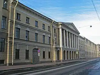 «Шефский дом», за которым видно перестроенное крыло солдатских казарм