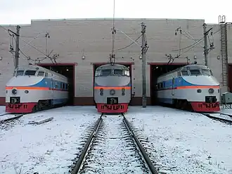 Вагоны ЭР200-1 (слева и справа) и ЭР200-2