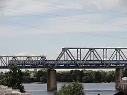 Электропоезд ЭПЛ9Т на маршруте Киевской городской электрички проезжает по Рыбальскому железнодорожному мосту