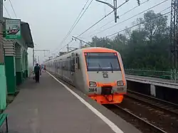 Электропоезд ЭМ4 «Спутник»  отъезжает от станции «Москворецкая». 2010 год.