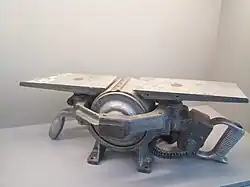 Электрорубанок с вращающимся ротором и неподвижным якорем.