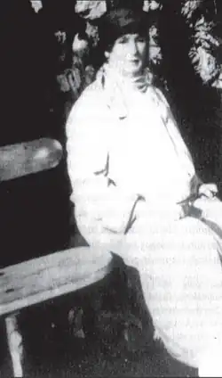 Фотография Эмине Назикеды, сделанная в саду дворца Ченгелькёй