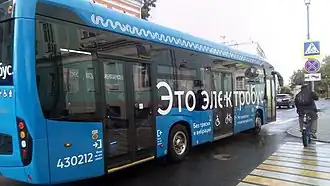 Вид сбоку на электробус КамАЗ-6282  на маршруте № т25