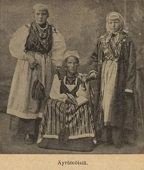 Девушки-эвремейсы в национальной одежде