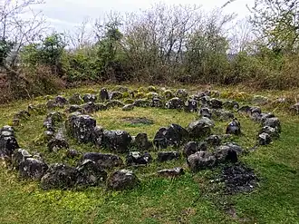 Эшерский кромлех. Один из двух. Этот южный. Фото сделано в направлении с северо-северо-запада на юго-юго-восток.