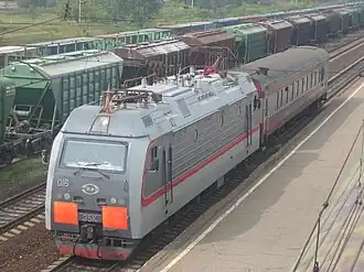 Электровоз с пассажирским вагоном на станции.