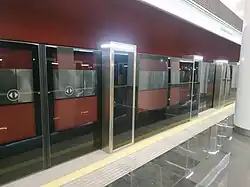 Платформа станции Юбилейная площадь с установленными автоматические платформенные ворота и уложенным тактильным покрытием.