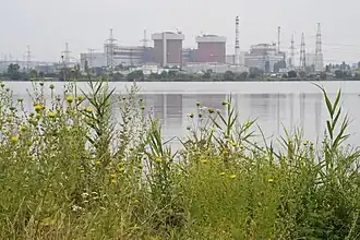 Ташлыкское водохранилище,на заднем плане Южноураинская АЭС