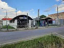 Вид на выход из подземного перехода и кассу с южной стороны остановочного пункта, июль 2024 год