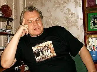 Беликов в фирменной майке дикороссов. Рабочий кабинет поэта в Перми. 2010 год.