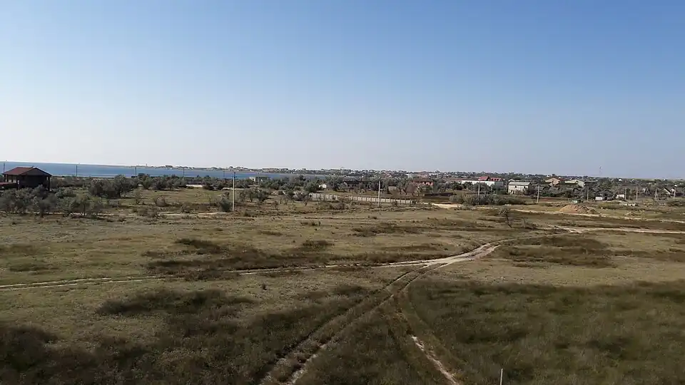 Ярылгачский перешеек — между бухтой и озёрами. Ближе к Ярылгачскому заливу проходит дорога Т-01-07