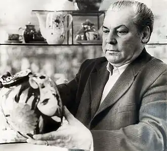 Со своими работами на персональной выставке, 1991 год