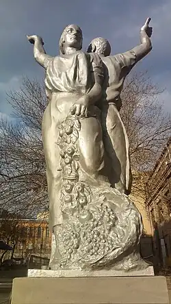 Статуя рабочего и колхозника в Московском парке Еревана