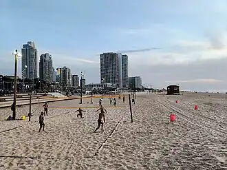 Игра в пляжный волейбол в Бат-Яме