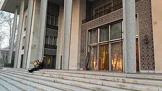 Врата особняка Ниаварана.