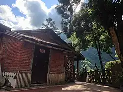 Домик в горах в деревне Цинцюань (уезд Синьчжу), куда в 1984 году приезжала Сань Мао. С 2010 года там устроена кофейня под названием "Дом грез Сань Мао"