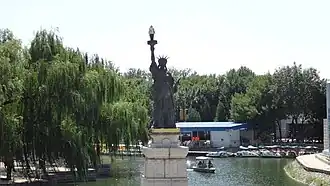 Макет статуи свободы в парке.