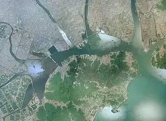 Залив Кодзима (справа) и озеро Кодзима (слева), аэросъёмка