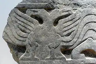 двуглавый орёл из собрания Музея каменного искусства династии Хань.