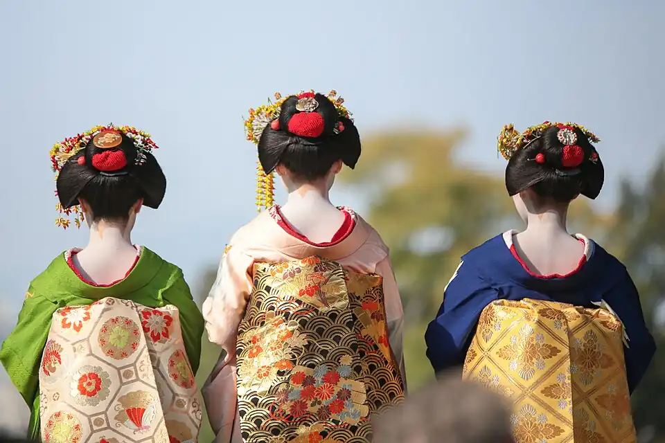 Современные майко (ученицы гейш) в 2013 году, вид сзади. У центральной пояс украшен орнаментом сэйгайха