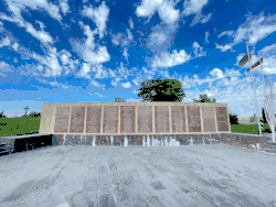 Мемориальная стена на территории комплекса. «На этом некрополе преданы земле 155 офицеров Русской армии, погибших в боях за Карс, сотни других воинов - освободителей армянской земли, чьи имена история до нас не донесла»