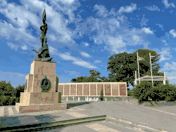 Воссозданный памятник «Героям Карса» и мемориальная стена с государственными флагами Армении и России