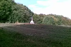 Памятник партизанам в виде пирамиды