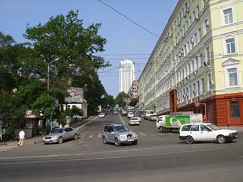 1-я Морская улица (вид на север от площади), слева — сквер имени Ленина и северный фасад дома А. П. Шошина