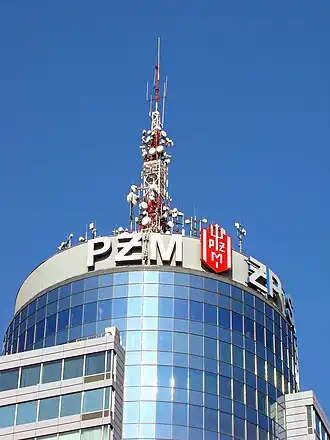 Заглавные буквы и эмблема компании на фасаде знания польской компании "Polska Żegluga Morska существующей с 1951 года"