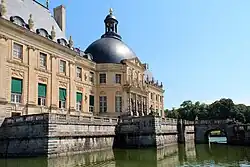 Общий вид дворца с каналами