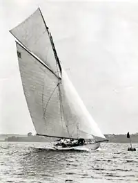 Яхта класса "10 метров" на ходу