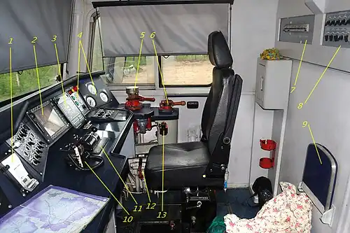 Интерьер кабины тепловоза 2ТЭ116У, вид слева на рабочее место машиниста